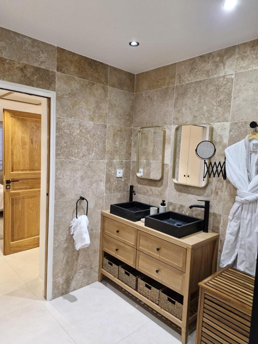 Image 2 of Appart deux suites st tropez