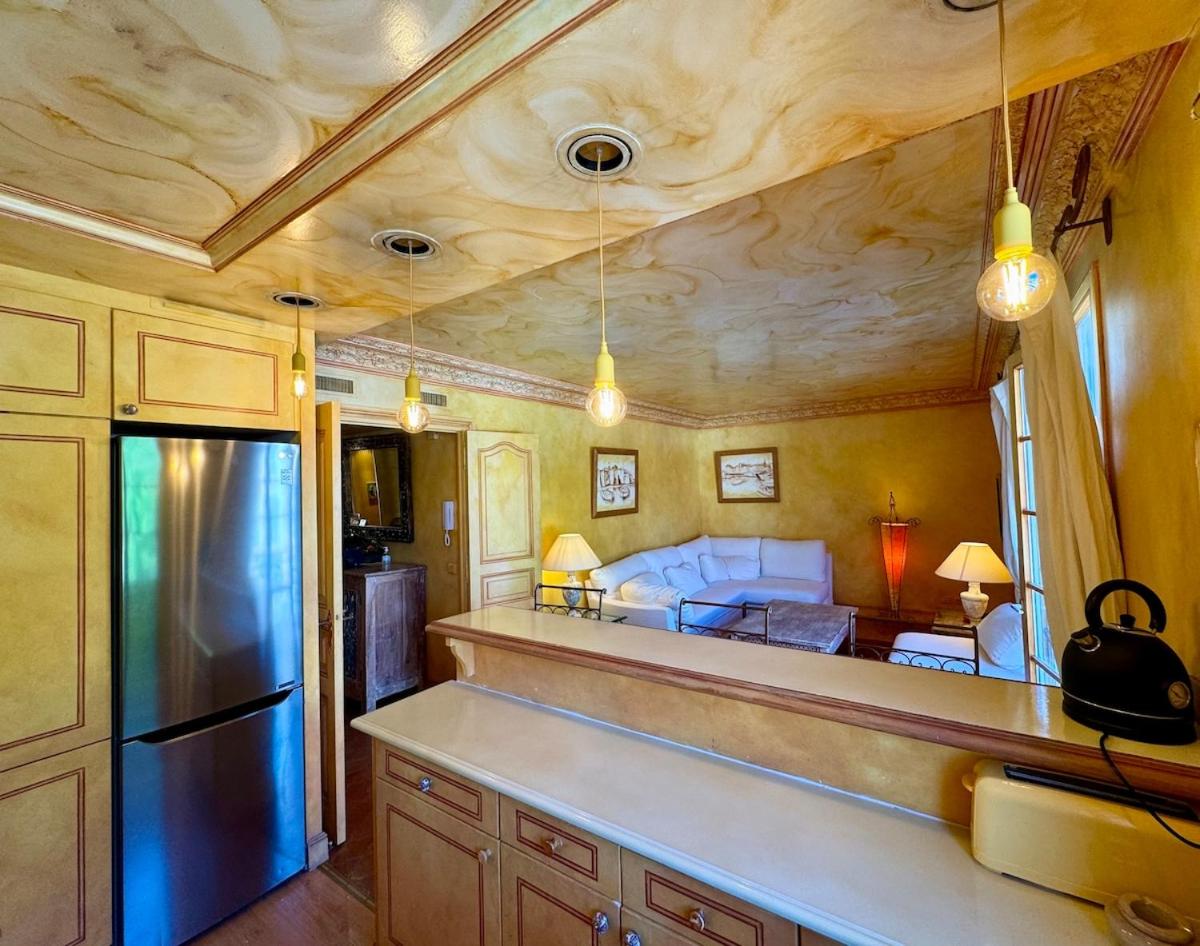 Image 2 of Appartement Place des Lices, Saint-Tropez