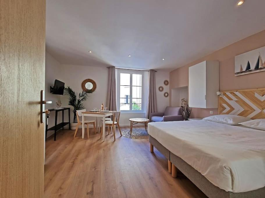 Image 1 of COSY – Climatisé – 2 pas du port – Place aux Herbes