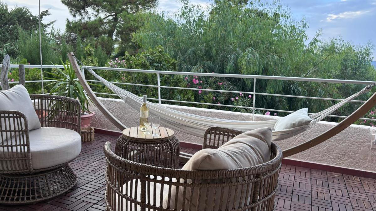 Image 6 of JARDIN TERRASSE EDEN SAINT TROPEZ – Parking Pool AC 4P
