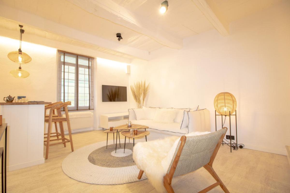 Image 4 of Luxueux appartement, centre historique 50m du port et de la plage de la Ponche