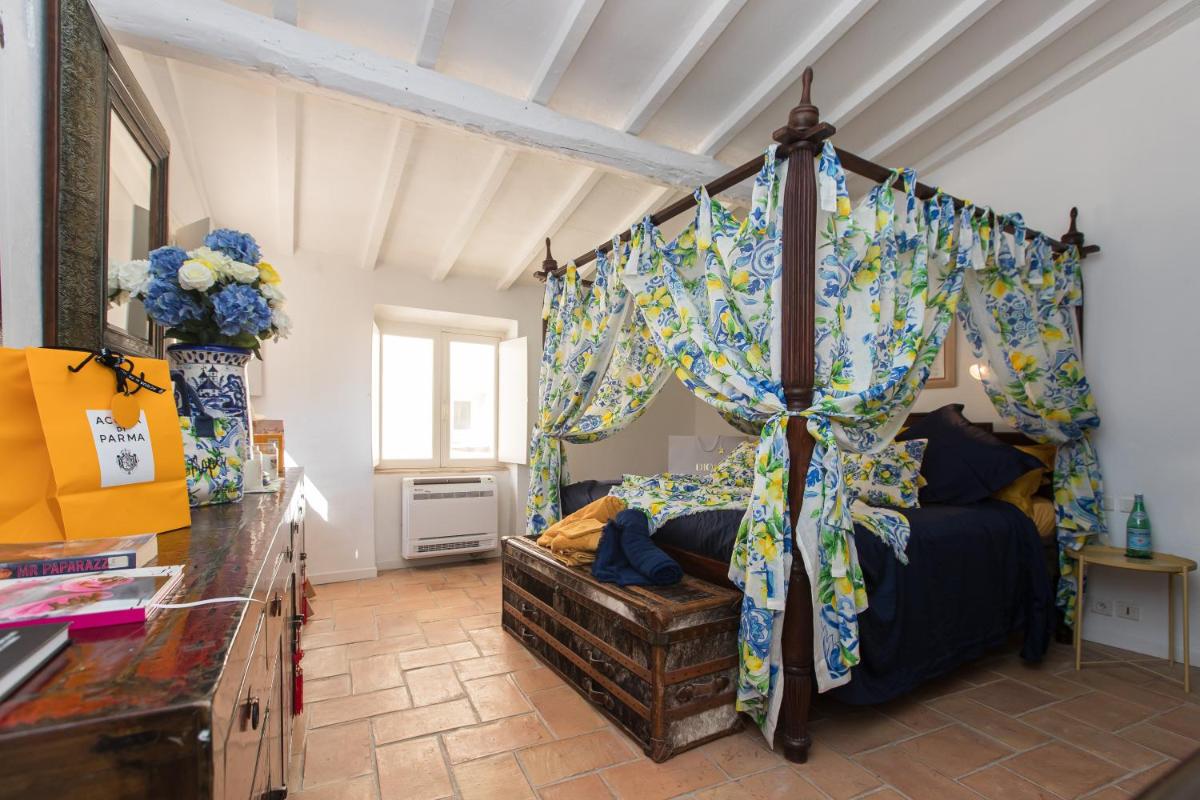 Image 2 of Steps from the Port! Chic 2-Bed in the Heart of Saint-Tropez