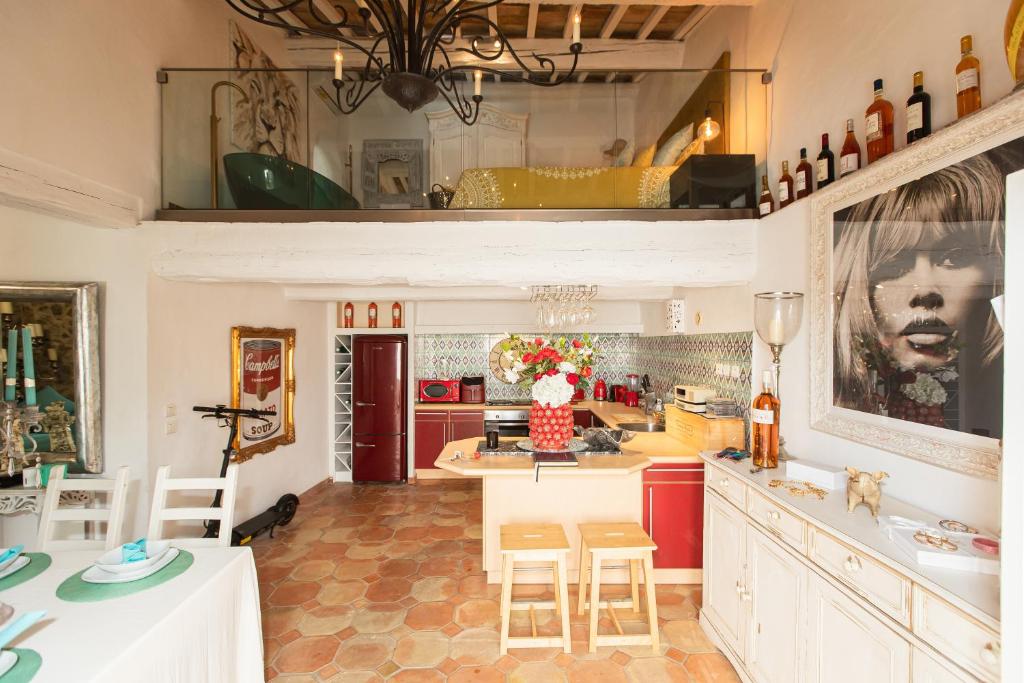 Image of Steps from the Port! Chic 2-Bed in the Heart of Saint-Tropez