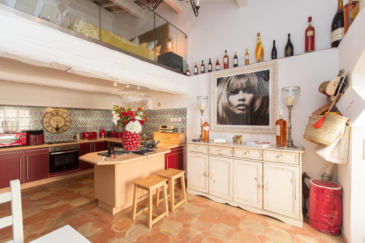 Image 1 of Steps from the Port! Chic 2-Bed in the Heart of Saint-Tropez