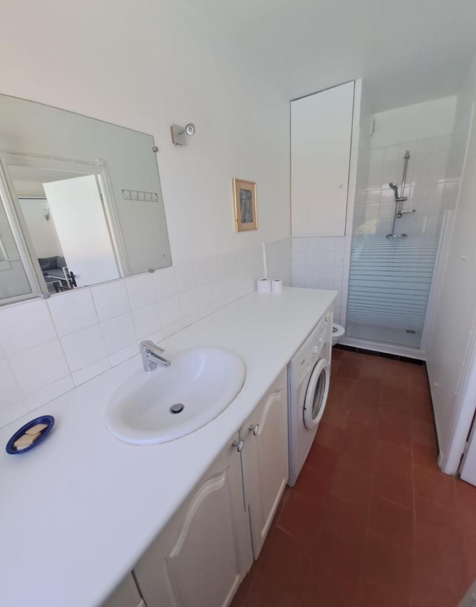 Image 3 of TROPCOQ – Au coeur de St-Tropez – Studio cabine pour 2 personnes