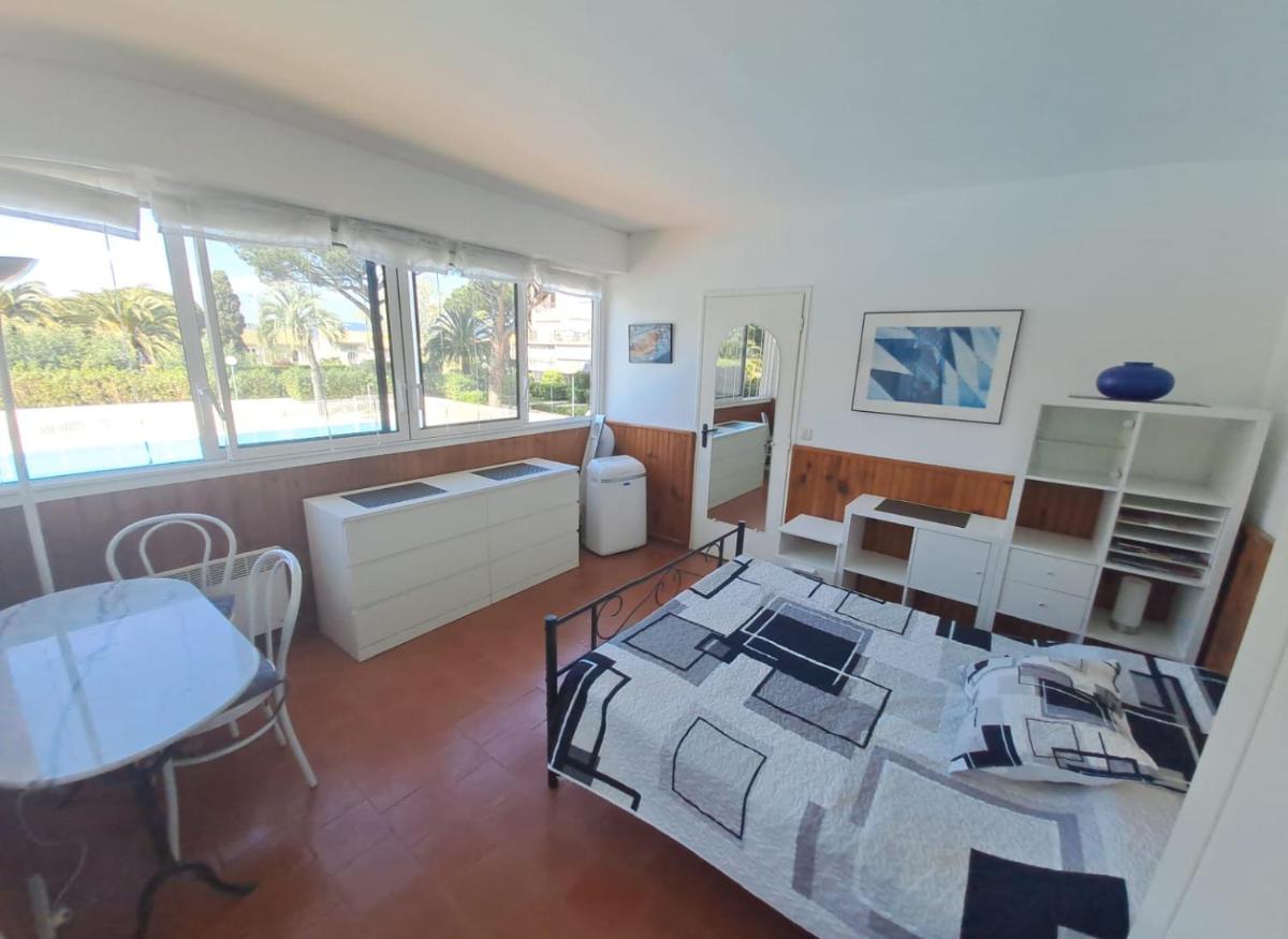 Image 1 of TROPCOQ – Au coeur de St-Tropez – Studio cabine pour 2 personnes
