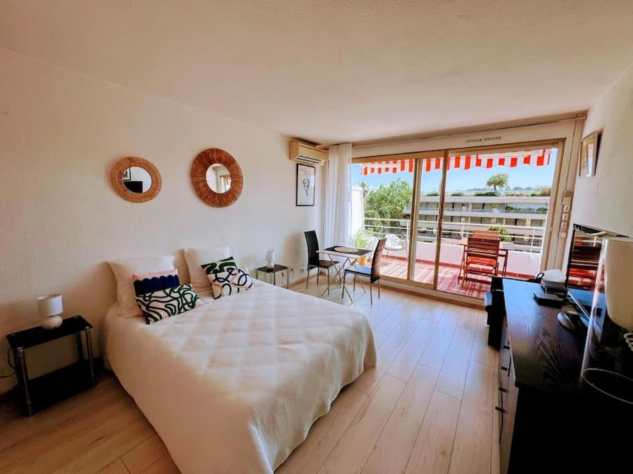 Image 1 of piscine, parking, vue mer, 23 m2