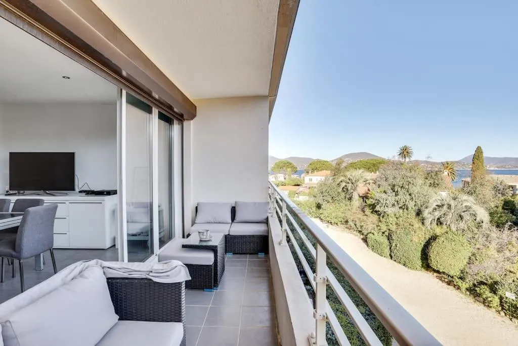 Image of 3 Rooms with Sea View Terraces in Peace