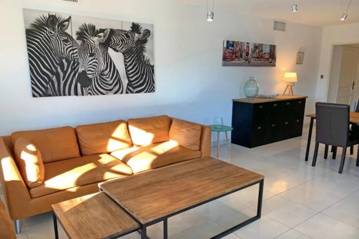 Image 3 of Bright Flat In The Heart Of Saint Tropez