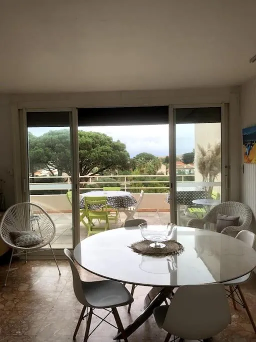 Image 5 of Brise Tropézienne : Vue Mer / 2 chambres / Parking