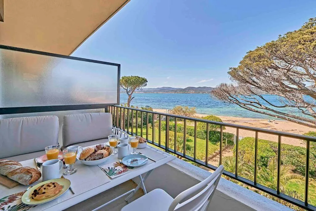 Image 1 of By the Beach – Beautiful apartment 2 bedrooms – Saint-Tropez – Sea View – Garage