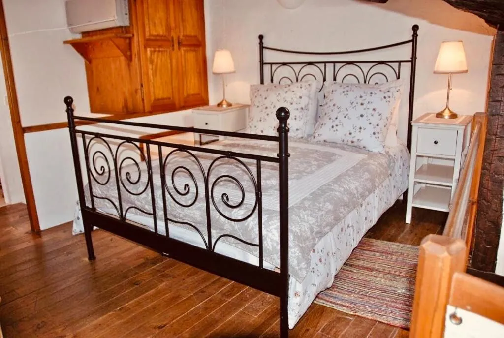 Image 2 of Charming duplex in the heart of the village – Charmant duplex au coeur du village –