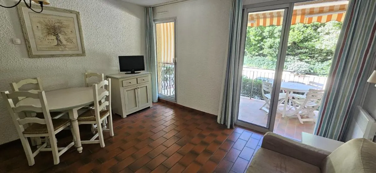 Image 3 of Cozy studio with balcony and communal pool