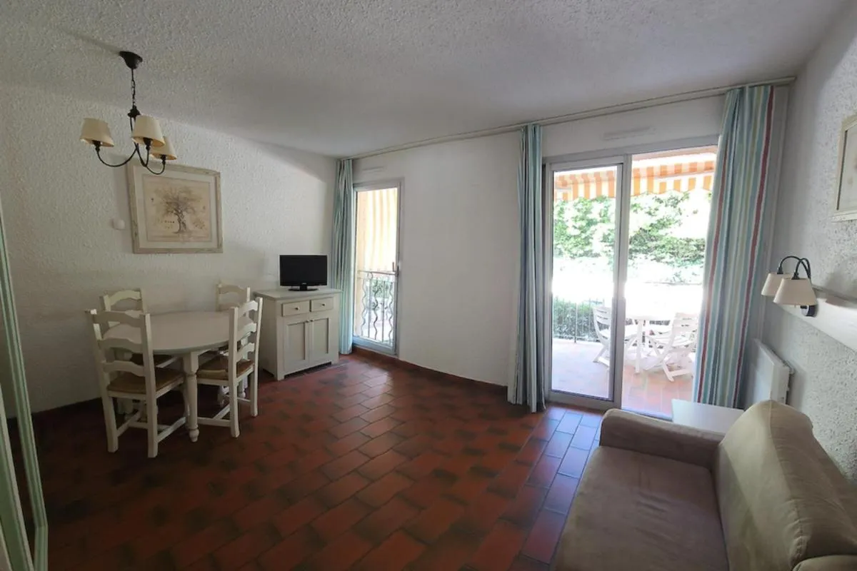 Image 2 of Cozy studio with balcony and communal pool