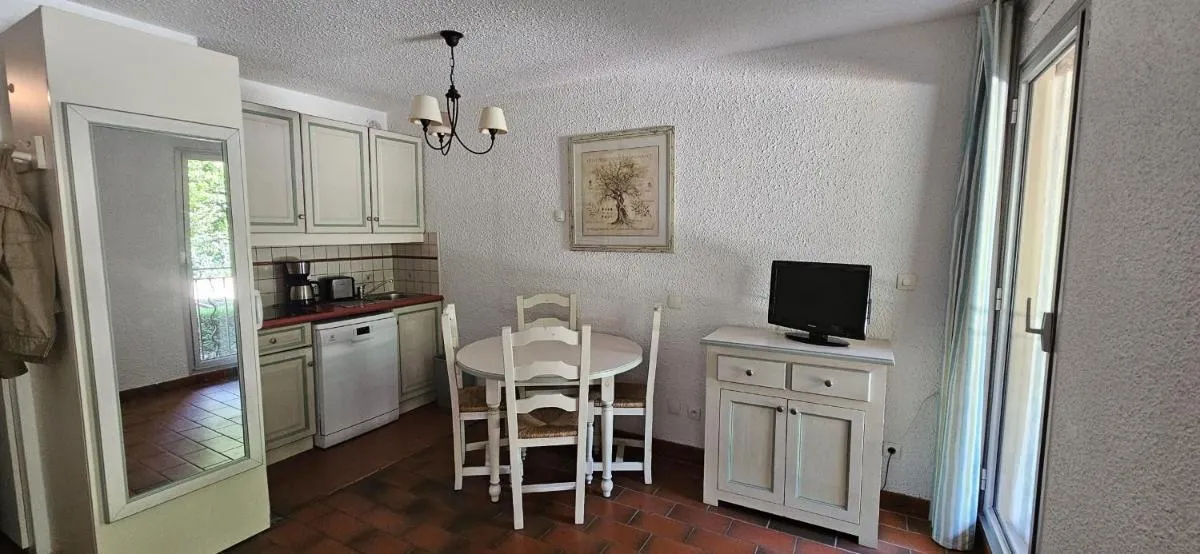 Image 4 of Cozy studio with balcony and communal pool