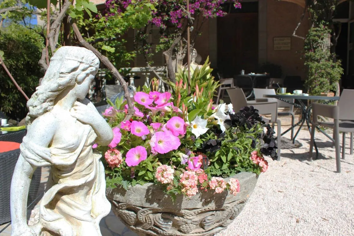 Image 2 of Hôtel Les Palmiers