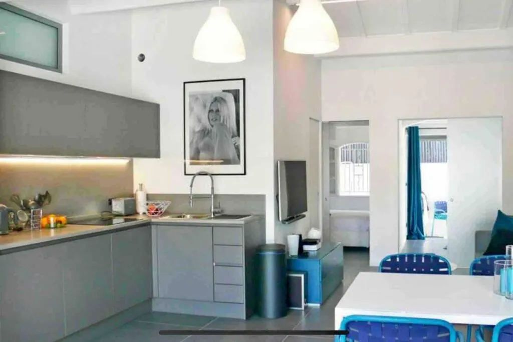 Image 1 of Maison moderne avec piscine et tennis