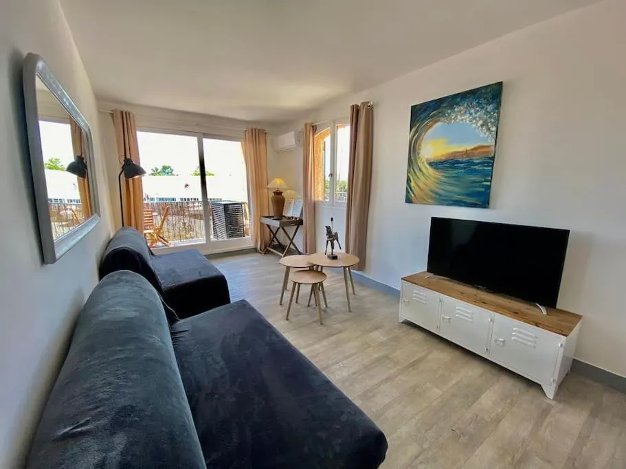 Image 4 of MarinesAppartement, 2min Plage, accès direct port