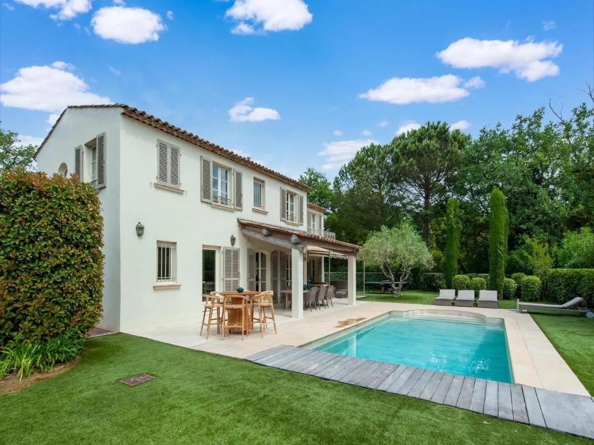 Image 2 of Modern villa with private pool