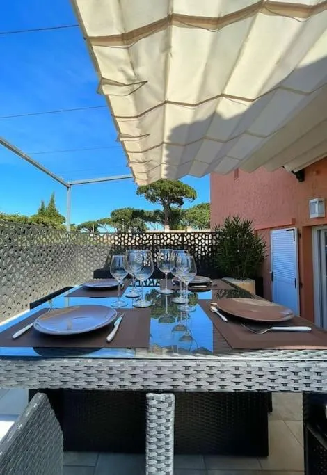Image 1 of Studio climatisé, terrasse, parking privé, 50m de la plage