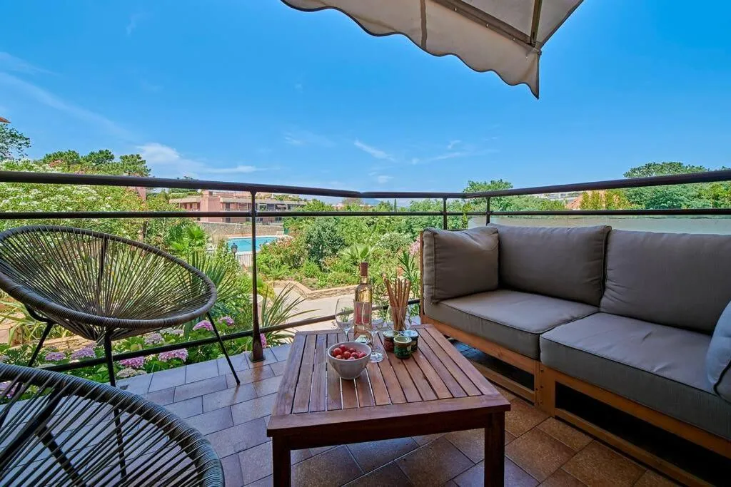 Image 1 of Sunrise -Swimming-pool-Saint-Tropez center-parking