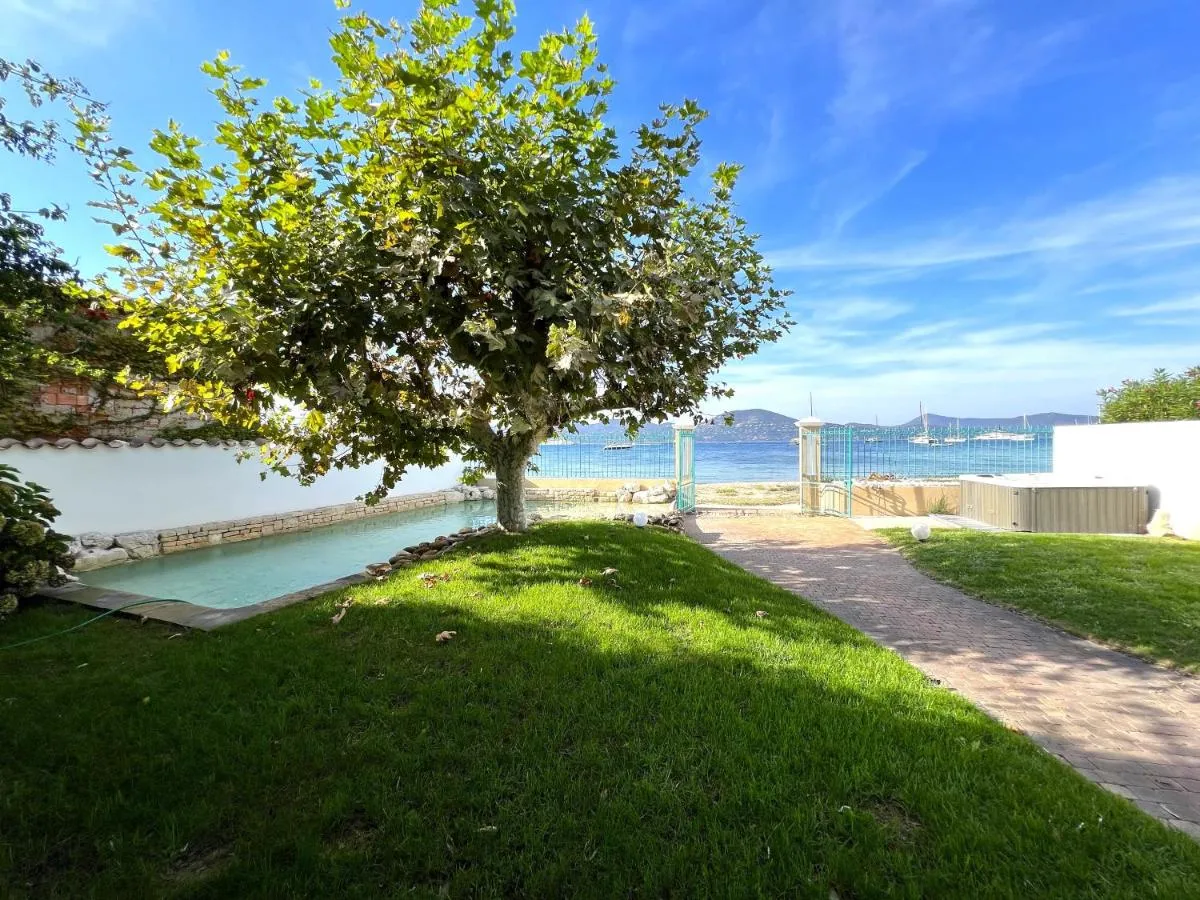 Image 1 of Villa La Désirade – LES PIEDS DANS L’EAU – PLAGE LA BOUILLABAISSE – ST TROPEZ – 14 PERSONNES