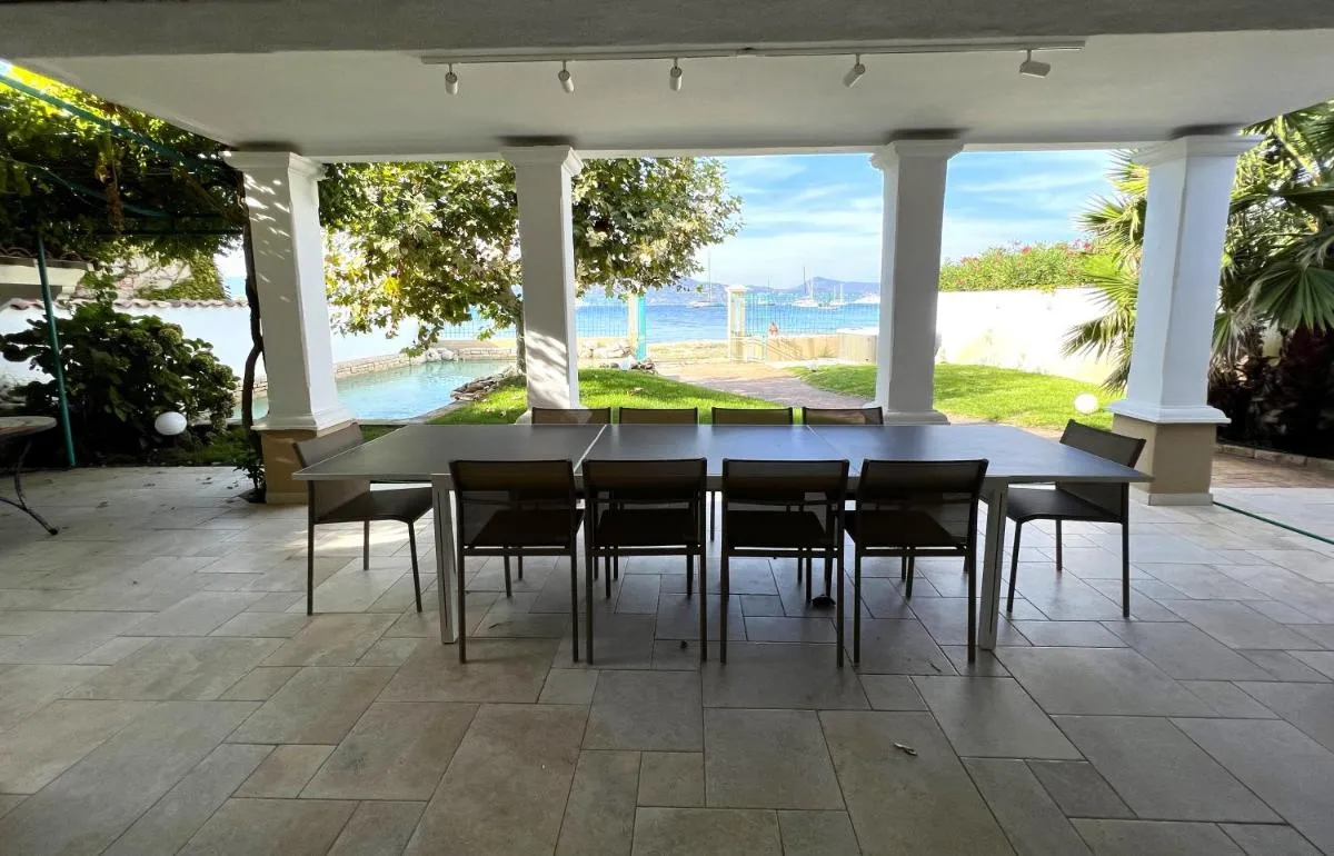 Image 3 of Villa La Désirade – LES PIEDS DANS L’EAU – PLAGE LA BOUILLABAISSE – ST TROPEZ – 14 PERSONNES