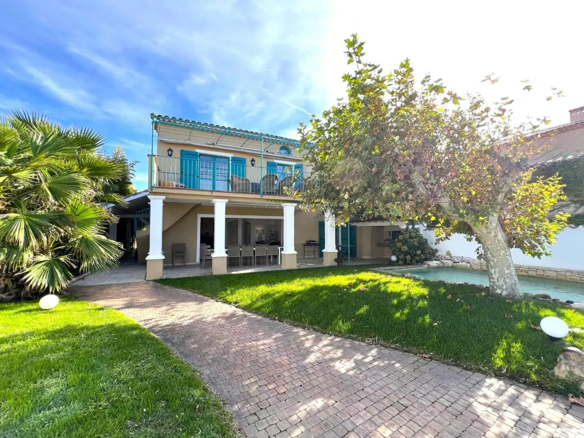 Image 2 of Villa La Désirade – LES PIEDS DANS L’EAU – PLAGE LA BOUILLABAISSE – ST TROPEZ – 14 PERSONNES