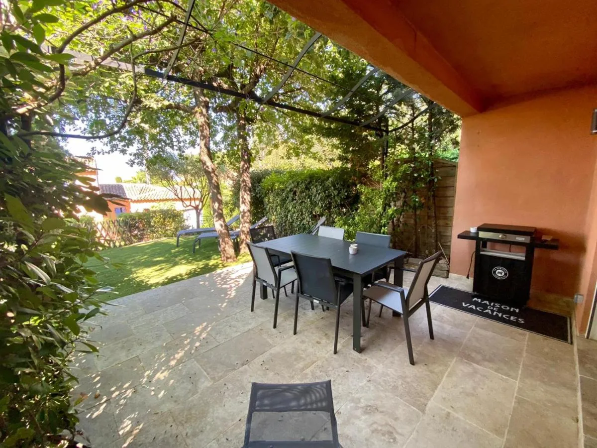 Image 3 of Villa vue mer donnant sur le Golfe de St Tropez, 2 chambres, 6 pers, piscine commune