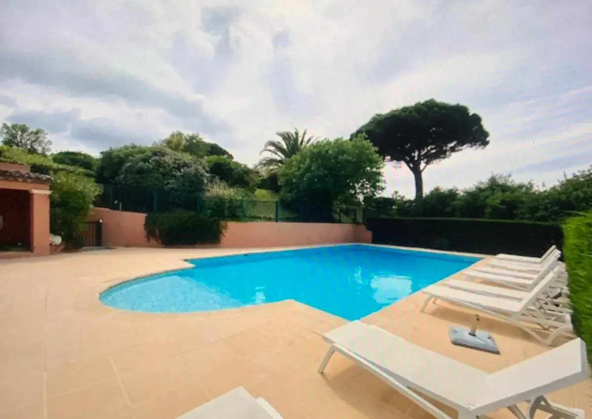Image 2 of Villa vue mer donnant sur le Golfe de St Tropez, 2 chambres, 6 pers, piscine commune
